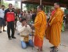  Тони Джаа перед монахами